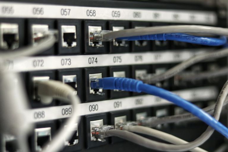 Structured cabling in a network cabinet